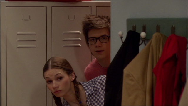 Datei:Anna und Tom checken die Lage vor Richards Büro.png