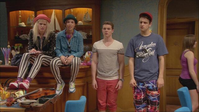 Datei:Victoria, Caro, Jack und Flo wundern sich über Richard.jpg