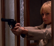 Eva med revolver.png