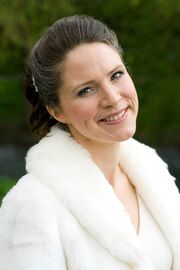 Bea i brudekjole.jpg