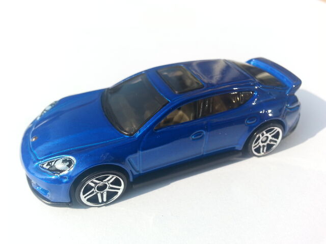 File:Porsche Panamera side.jpg