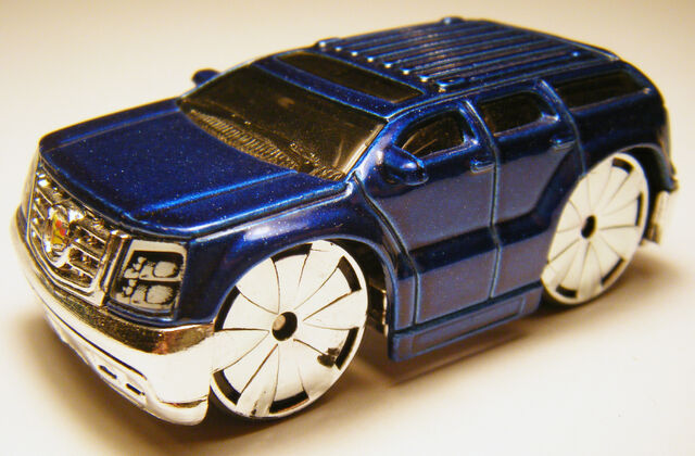 File:Blings Cadillac Escalade 05FE.jpg