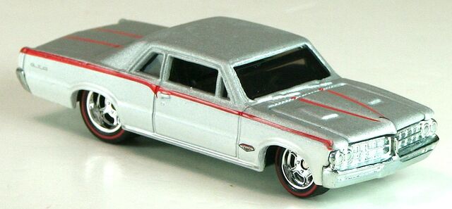 File:2012-HWB-64PontiacGTO-White-Silver.jpg