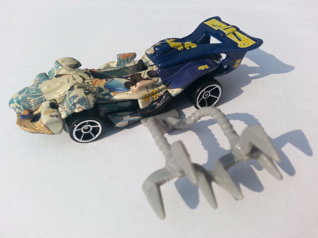 File:Musha Motors Race Car with claw hooks attached to the side.jpg