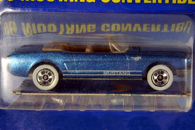 File:Metalflake Blue '65 Mustang Convertible - 5990cf.jpg