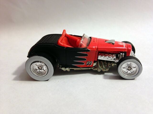 File:03-HOF Deuce Roadster rt.jpg