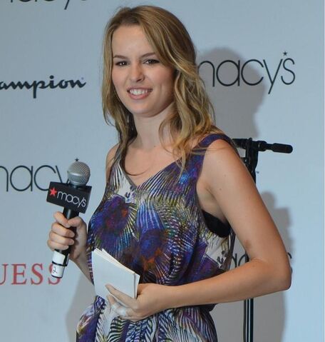 File:Bridgit Mendler 2011.jpg