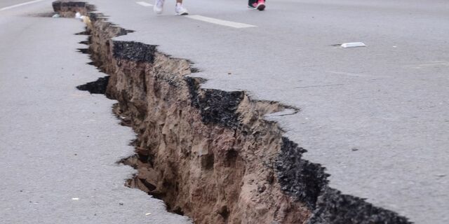 File:Earthquake-Road-Crack.jpg