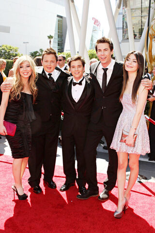 File:Emmys arrivals 101 wenn2968945.jpg