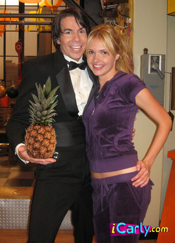 File:Spencer-and-His-new-girlfriend-icarly-5561979-375-519.jpg