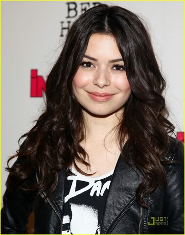 File:Miranda-miranda-cosgrove-8156474-963-1222.jpg