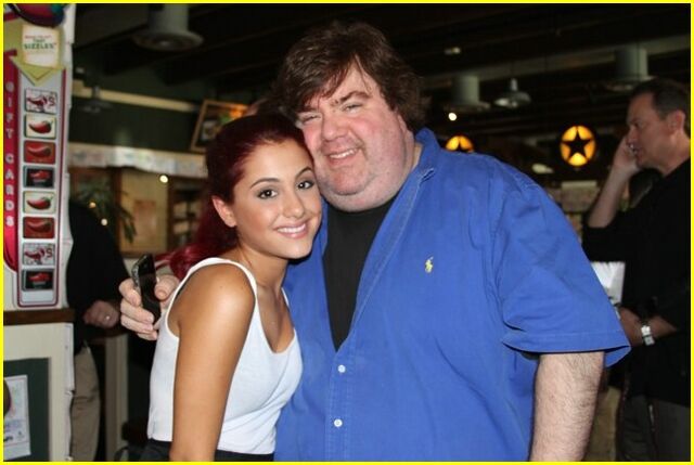 File:Ariana-grande-kenan-thompson-cameo-11.jpeg