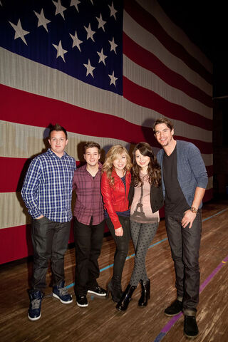 File:Jerry+Trainor+iCarly+Visits+Naval+Submarine+2UluJfhtUyNl.jpg