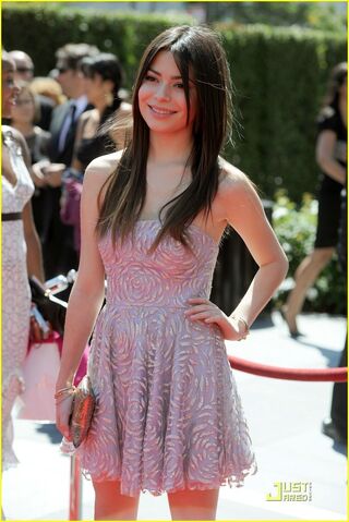 File:Miranda-Cosgrove-Emmys-Awards-2010-miranda-cosgrove-15009191-816-1222.jpg