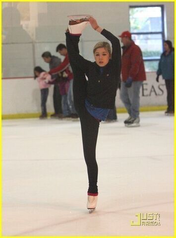 File:Jennette-mccurdy-and-ice-skating-gallery.jpg