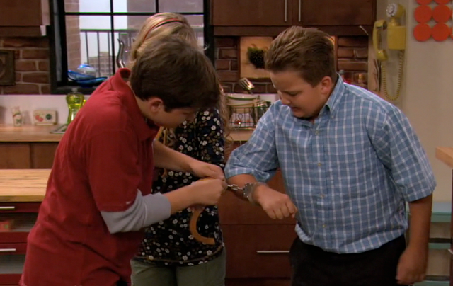 File:Fibby handcuffs ikiss.png