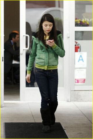 File:Miranda-cosgrove-hungry-cat-03.jpg