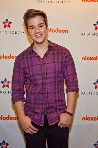 File:Nathan+Kress+iCarly+Visits+Naval+Submarine+KkU2IbQN-FWl.jpg