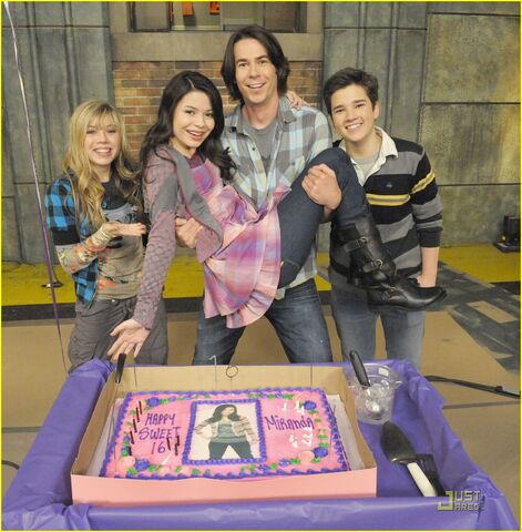 File:Miranda-cosgrove-icarly-cake-01.jpg