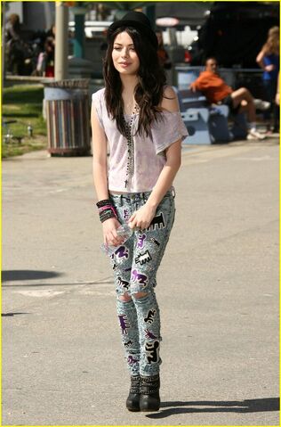 File:Miranda-cosgrove-santa-monica-music-vid-07.jpg