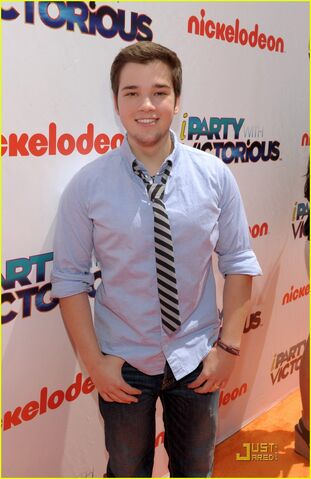 File:Nathan-kress-iparty-victorious-07.jpg