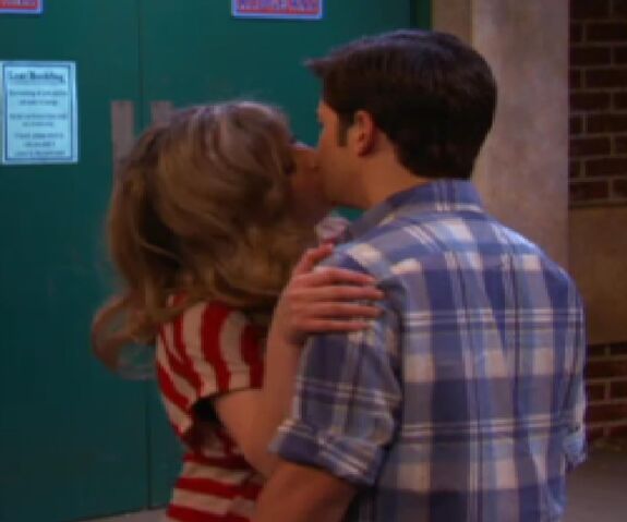 File:Seddie smooch.jpg