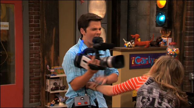 File:Playpinch1.jpg