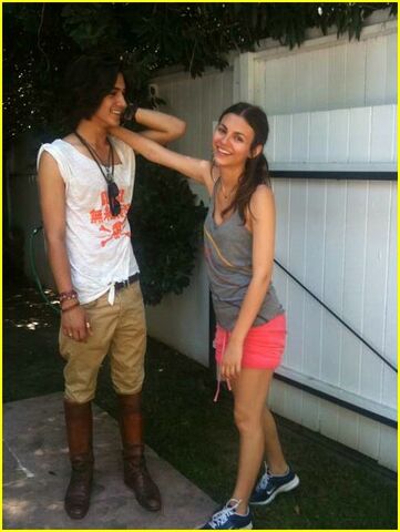 File:Victoria-justice-avan-inout-02.jpg