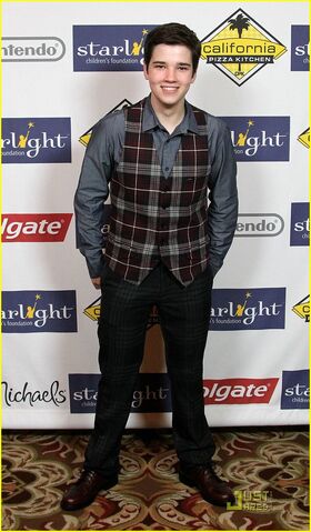 File:Ashley-argota-nathan-kress-stellar-night-04.jpg