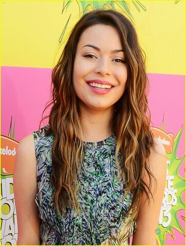 File:Miranda-cosgrove-kids-choice-awards-2013-red-carpet-04.jpg