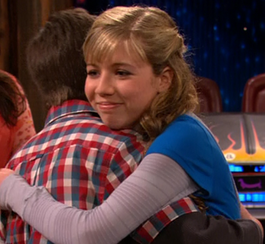 File:Seddie Sam Freddie hug iWTDF.png