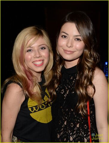 File:Miranda-cosgrove-jennette-mccurdy-bruno-mars-13.jpg