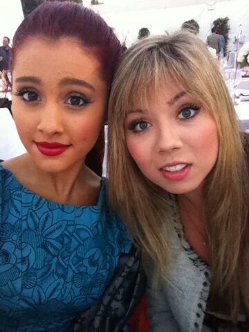 File:Tumblr ari and jennette.jpg