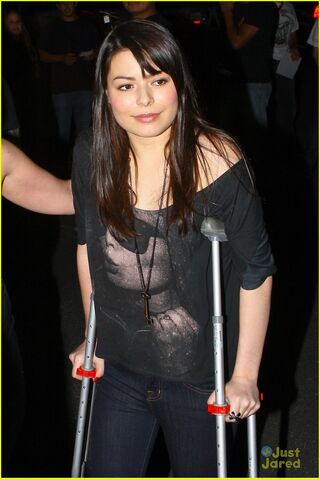 File:Miranda-cosgrove-foo-fighters-01.jpg
