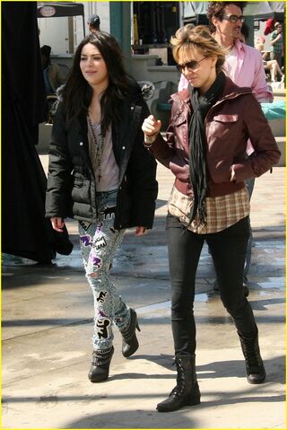 File:Miranda-cosgrove-santa-monica-music-vid-04.jpg