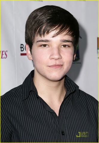 File:Ashley-argota-nathan-kress-hug-04.jpg