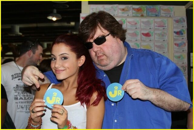 File:Ariana-grande-kenan-thompson-cameo-03.jpeg