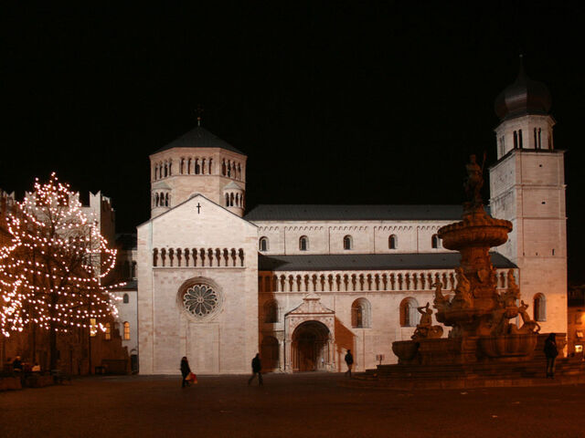 File:Piazza Duomo notturna.jpg