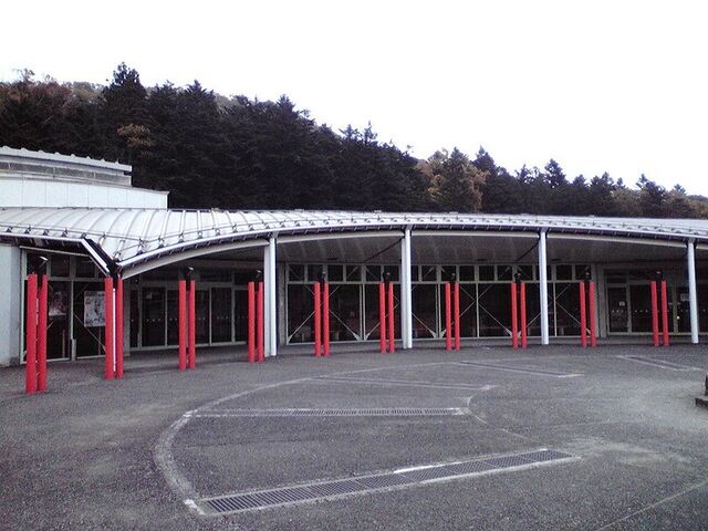 File:Nikko Kirifuri Ice Arena02.jpg