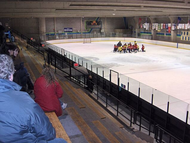 File:Centre-etienne-desmarteau-secondIce rink.jpg