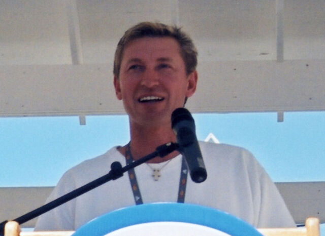 File:Gretzky aug2001 closeup.jpg