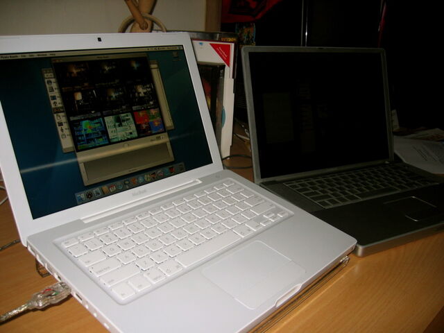 Berkas:Macbook unpacking6.jpg