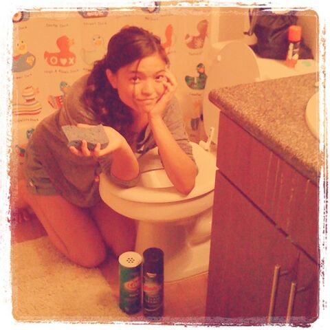 File:Piper Curda Cleaning the Toilet.jpg