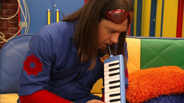 File:S3e24 Scott playing instrument.png