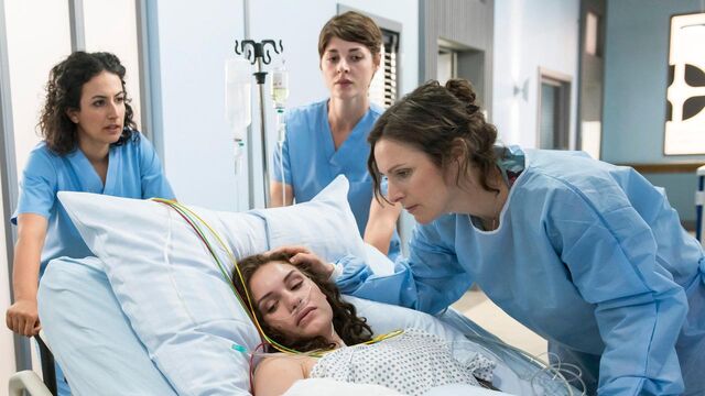 Datei:Dr-leyla-sherbaz-und-dr-theresa-koshka-beschleicht-der-verdacht-dass-katies-mutter-v-folge-82-100- v-varxl 3912ac.jpg