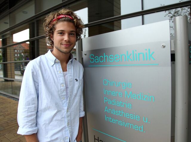 Datei:Jascha-rust-vor-der-sachsenklinik.jpg