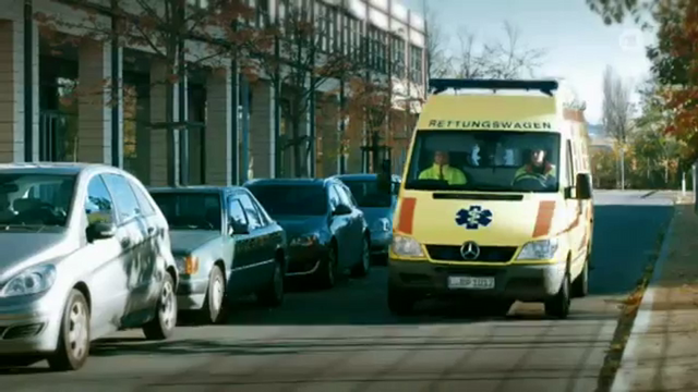 Datei:Vorspann-S19 Rettungswagen 2.png
