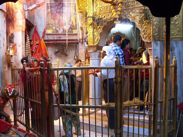 File:Chintpurni Temple.jpg