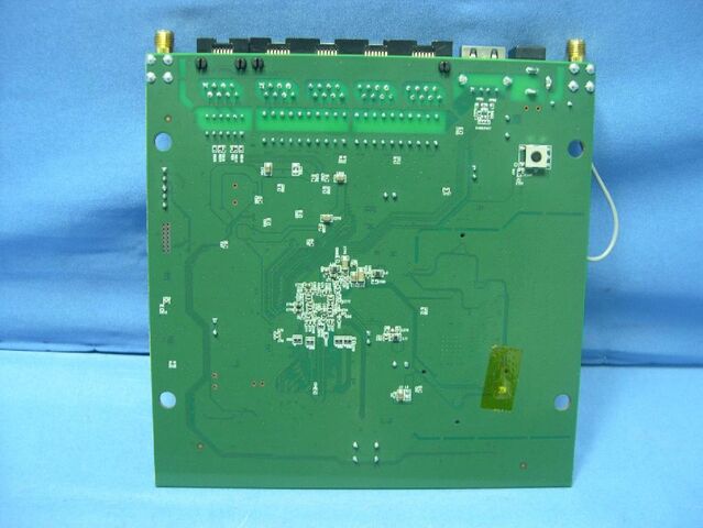File:Linksys E2100L v1.0 FCCg.jpg