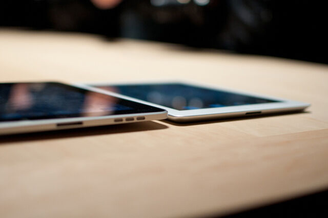 File:Ipad1 compared to ipad2.jpg